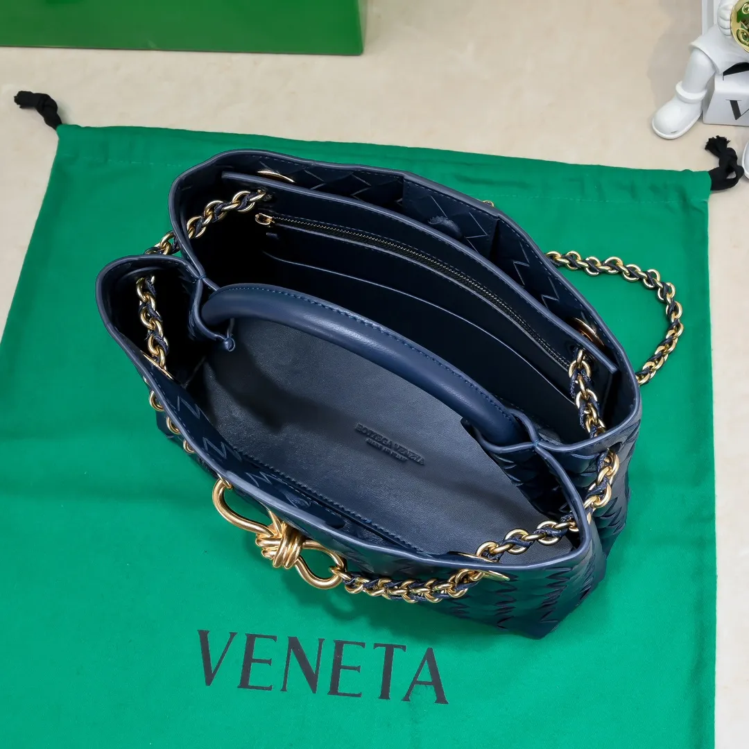 Batch 1960 BOTTEGA VENETA 2024 spring and summer new small ANDIAMO chain bag is also available! 🔥🔥I believe many friends have been waiting for a long time. The metallic chain adds a touch of sophistication to the original softness and elegance of Andiamo. The collision of classic craftsmanship and elegance creates a different kind of beauty. Style number: 6008 Size: 25*22*10.5cm